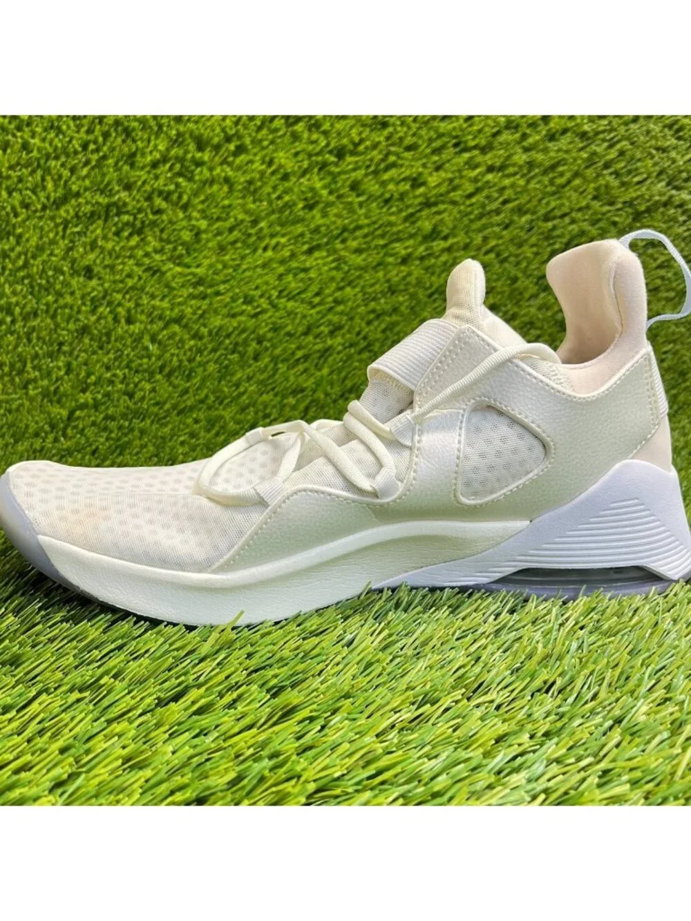 Nike Air Alluxe Womens Size 10 Beige White Athletic Training Shoes Sneakers